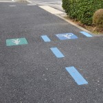 歩道の青い点線は何かなぁと思ってたら…。