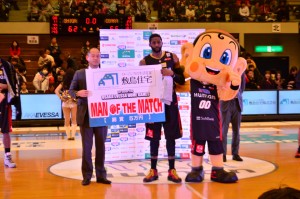 2日目の「Man Of The Match」はジョシュア・ドラード選手。 試合中の険しい顔とはうって変って優しい表情の選手でした。