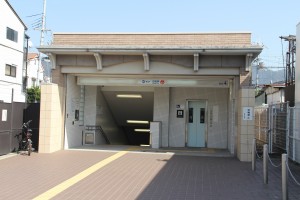 石田駅は4番出口から出てください