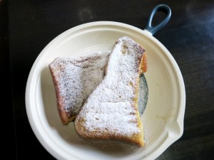 う～ん。見比べると明らかに粉砂糖かけすぎ…。 