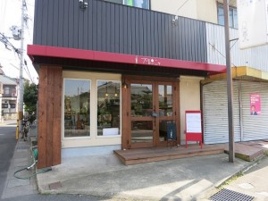 外観は京都っぽい濃いめの外壁と木目のナチュラルな感じ、店名がかわいらしく文字でプリントされています。