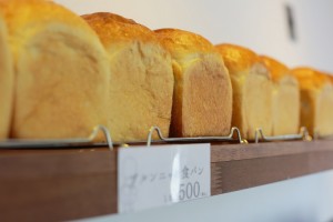 店内は本当にシンプル、食パンとラスクのみ。 この時は春限定の新玉ねぎ味が出ていました。やっぱしこれも購入☆