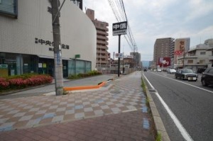 幅広の歩道で、自転車と歩行者の間に線が引かれています。