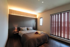 ベッドルームは落ち着きが大切。照明も直接目に入らないようにして心地よい睡眠を促します。