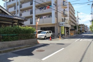 駅から徒歩であれば、垂水進学塾の看板のところを左に曲がります。