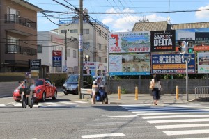 4中の前を通り過ぎると大畑町の交差点にでて、大きな案内看板を設置しています。 この交差点はまっすぐ！