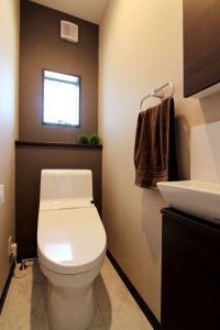 トイレットペーパーやお掃除シートの収納ができる壁厚収納と手洗い器が標準装備