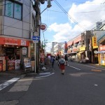 商店街の賑わいもあって駅近くは明るい雰囲気ですね。