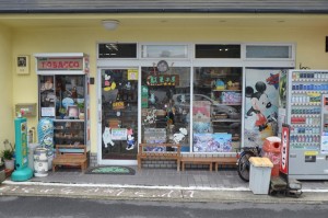 子どもちゃんがついつい入りたくなるようなお菓子屋さんですね。