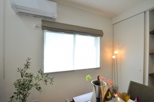 内側の一枚を下ろした状態だと一番すっきりシンプルに見える形だと思います。