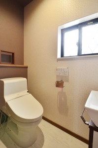 シックなトイレで来客の際も自慢出来ちゃいますね