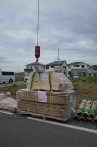 材料をクレーンのフックに引っ掛けて…