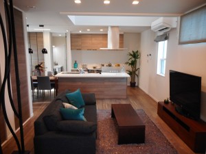 畳コーナーから望むLDKです。 キッチンとダイニング・リビングが隣接しており、 家族の様子が一目でご覧いただけます。