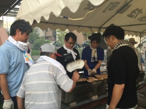 煙と戦いながら、 焼き鳥をどんどん焼いていきます！