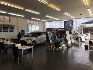 店内には車が展示されていました。