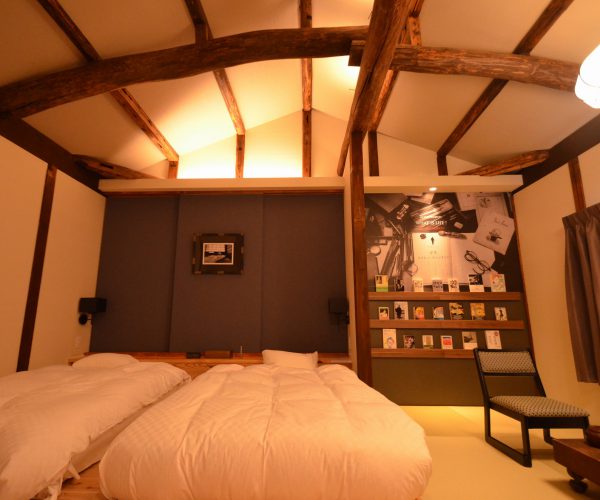 2階寝室。天井の梁に歴史を感じます