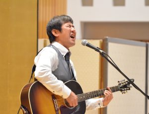 シンガーソングライターもされている田中きょうさんです！