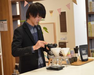 チョコを固めている間に、日本一のバリスタ林氏によるおうちでの美味しいコーヒーの淹れ方レクチャーです♪