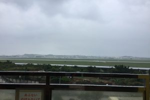 初日はあいにくの雨（写真奥が嘉手納基地）