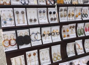 ジュエリーのお店もあれば